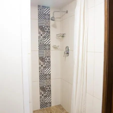 Medieval Hamlet Malpertus לינה וארוחת בוקר