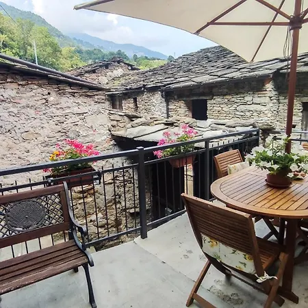 Medieval Hamlet Malpertus לינה וארוחת בוקר